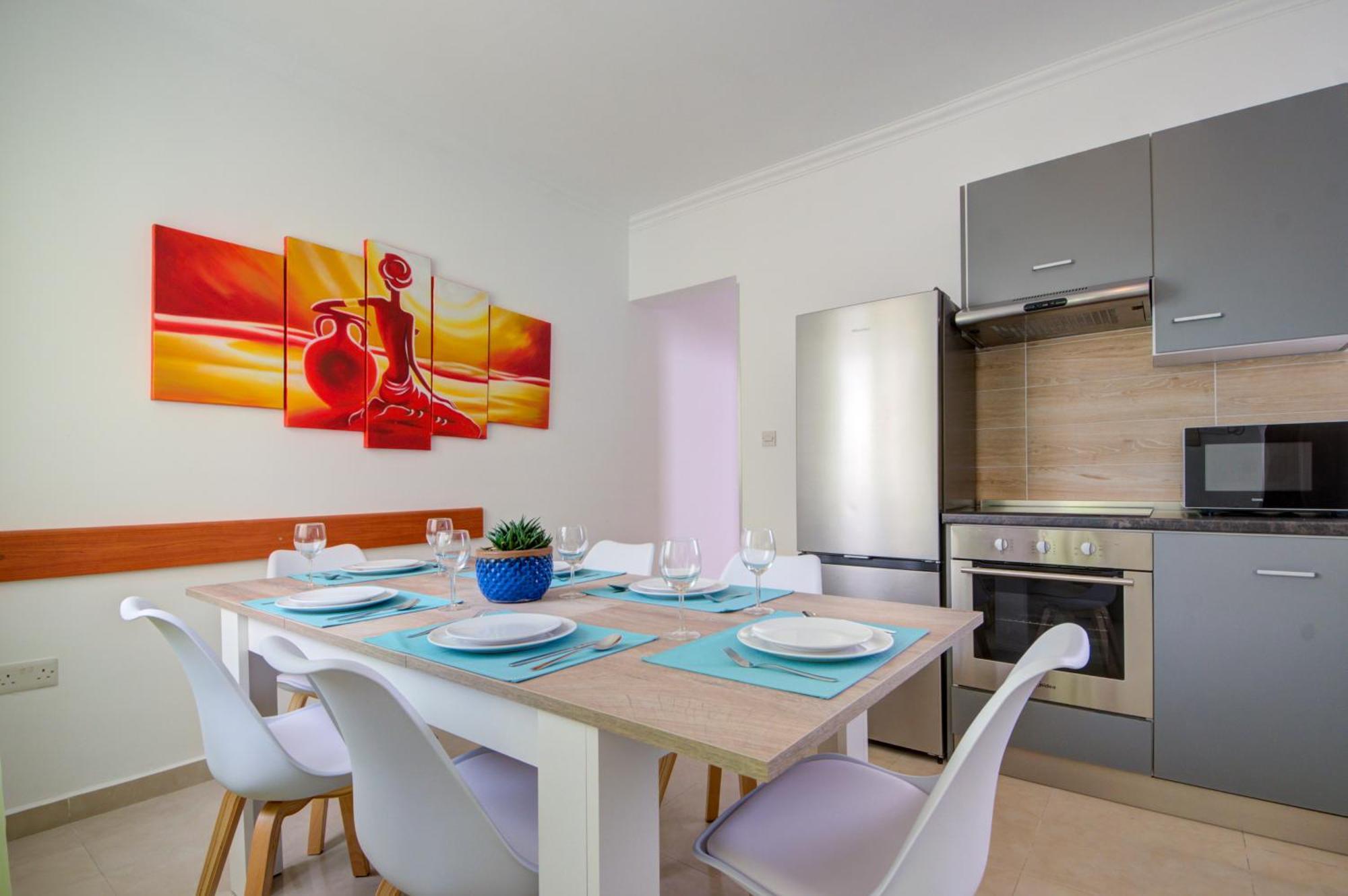 St Julian's Unique 3-bedroom Sleeps 9-10 St. Julian's